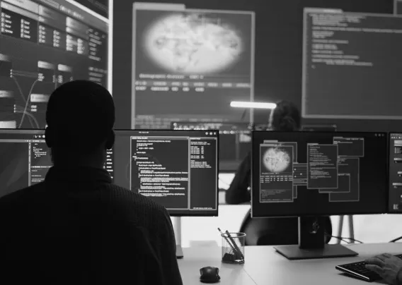 Security Operations Center mit Analysten vor Monitoren