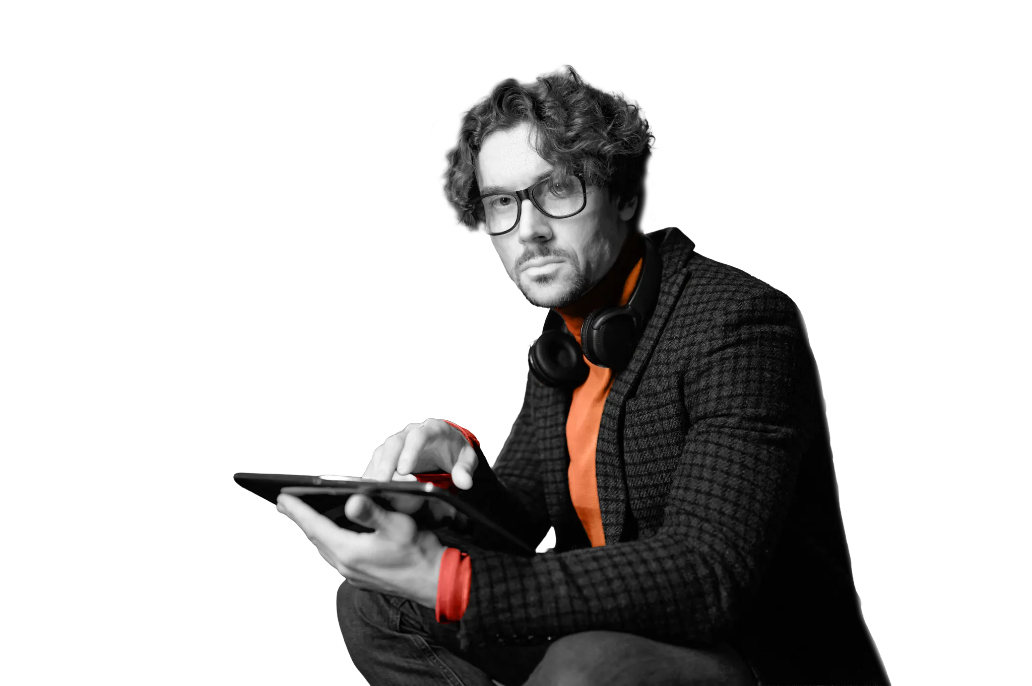 Security-Analyst mit Tablet im Serverraum