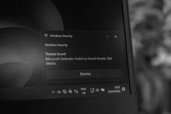 Security-Analyst prüft Code auf mehreren Monitoren
