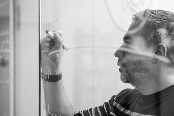 Security-Analyst prüft Code auf mehreren Monitoren